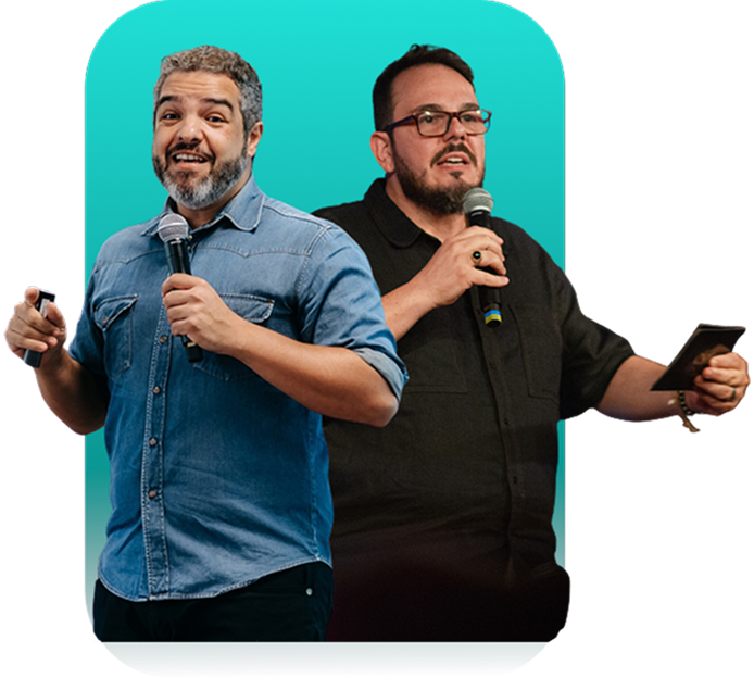 Sócios da 2O Consultoria, Tiago Gusmão e Alex Camargo, sorrindo e segurando microfones durante uma apresentação